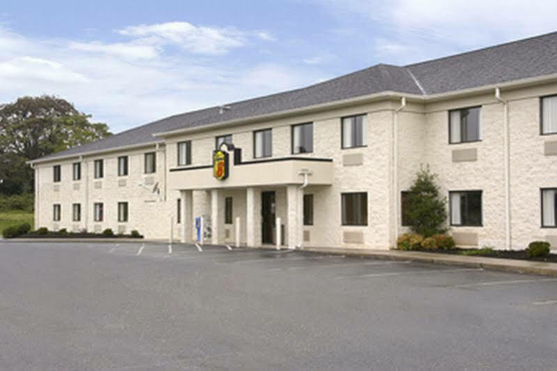 Super 8 By Wyndham Bedford Hotel Exterior foto